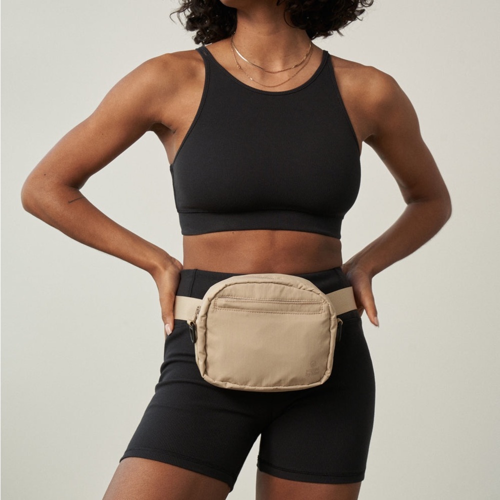 United By Blue (Re)active™ 2L Convertible Crossbody in sand - Picture 3 of 8